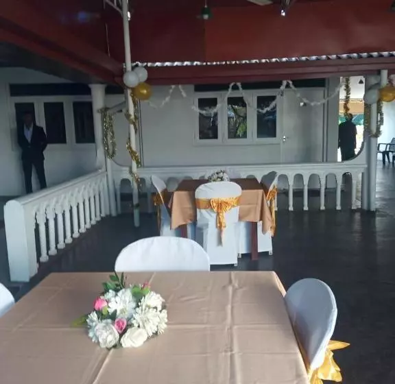 ベッドアンドブレックファースト Visaka Hotel   Kataragama