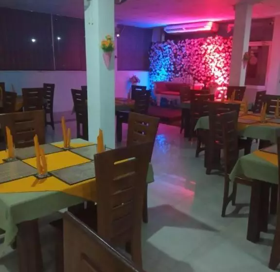ベッドアンドブレックファースト Visaka Hotel   Kataragama