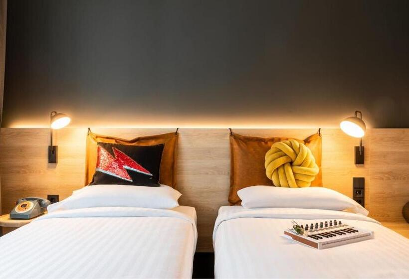 호텔 Moxy Berlin Airport