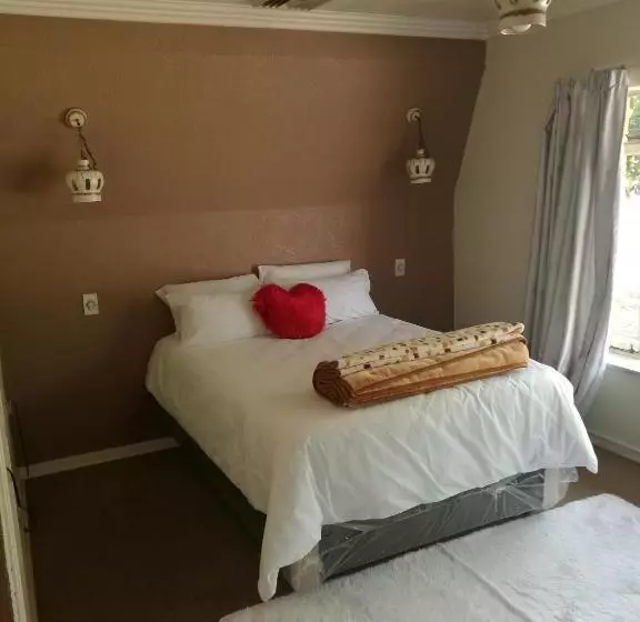 تختخواب و صبحانه Home Away From Home