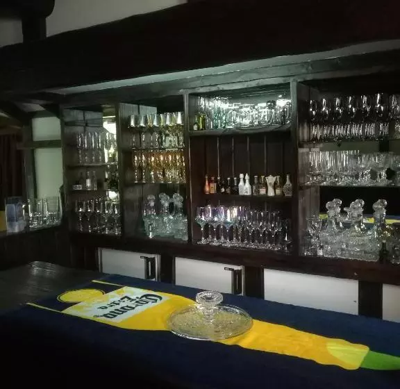 تختخواب و صبحانه Home Away From Home