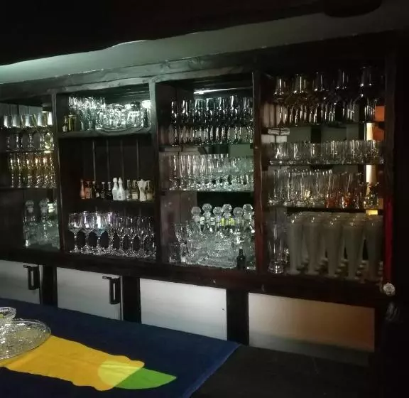 تختخواب و صبحانه Home Away From Home