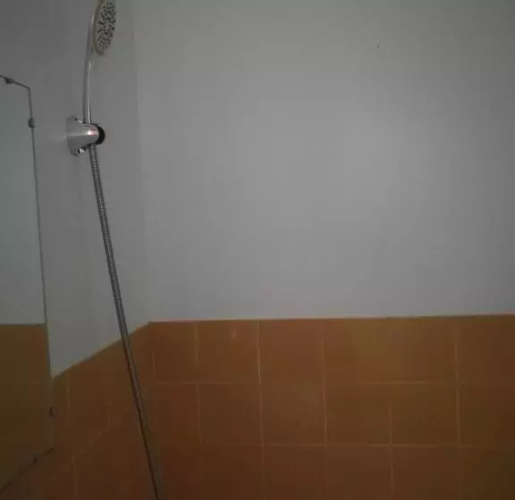 تختخواب و صبحانه Home Away From Home