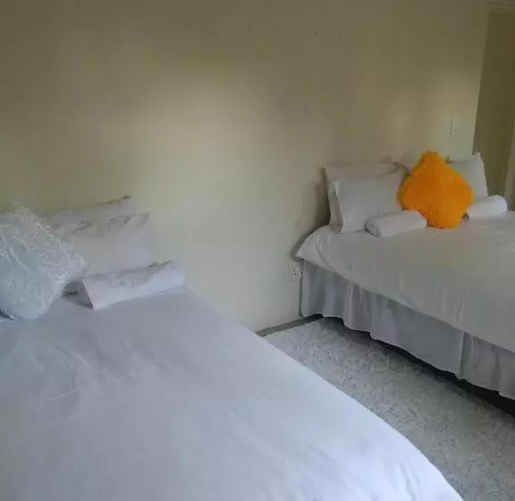 تختخواب و صبحانه Home Away From Home
