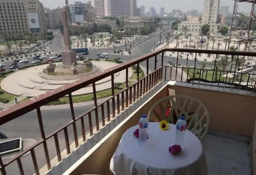 هاستل Up Town