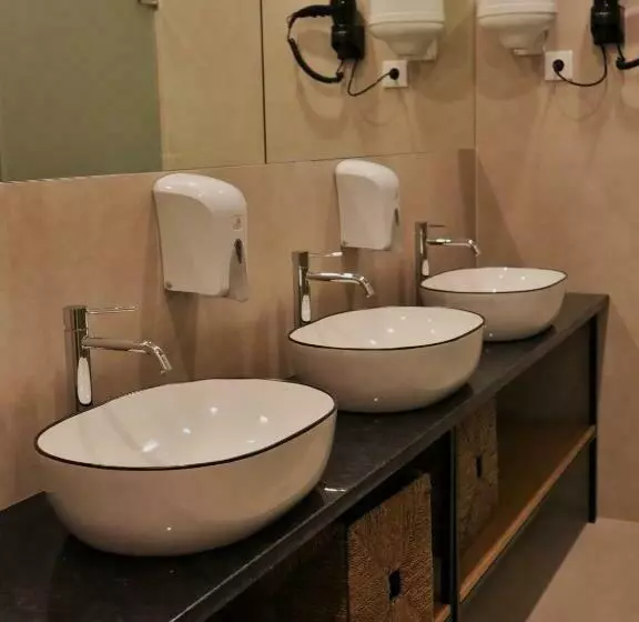 Pate O Hostel & Suites