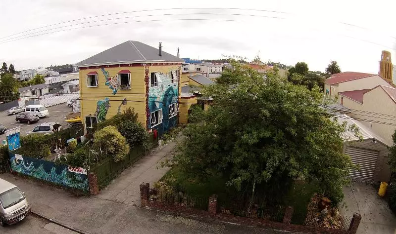 Bazil S Backpackers Bbh Hostel & Surf School