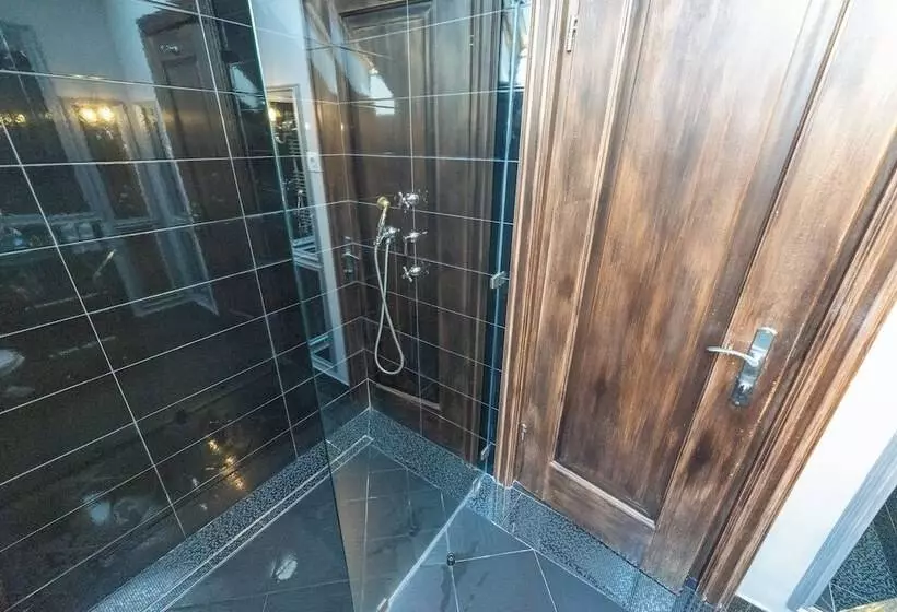 هتل Casa Din Bran Inn Cuisine