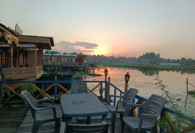 تختخواب و صبحانه New Dunhill Houseboat