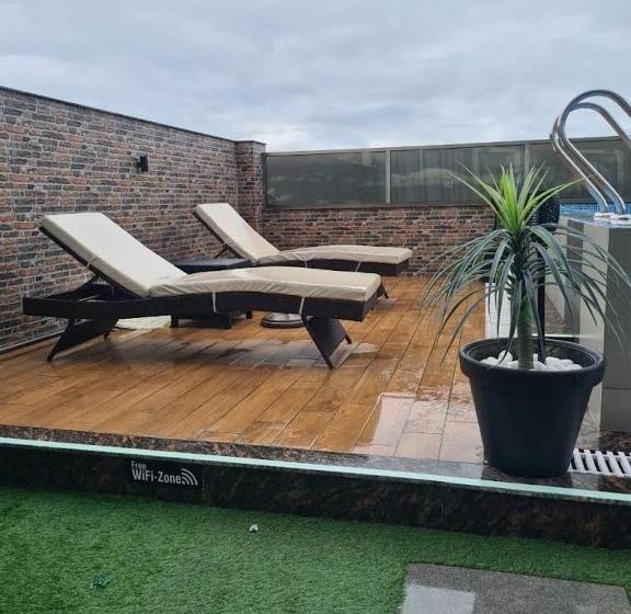 هتل The Relyn Suite