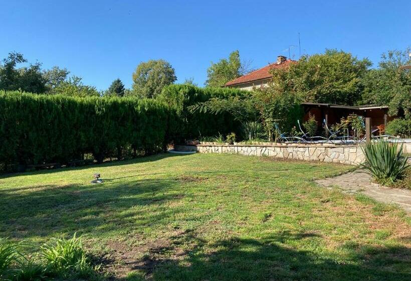 Majatalo благата къща