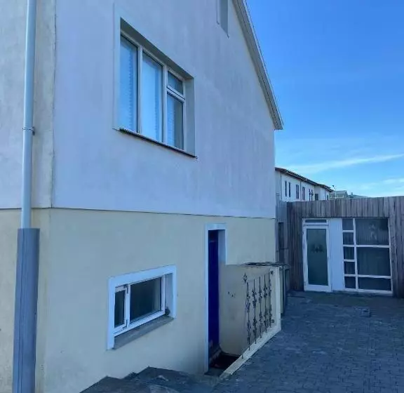پانسیون The Little Guesthouse Downtown   Keflavik Airport