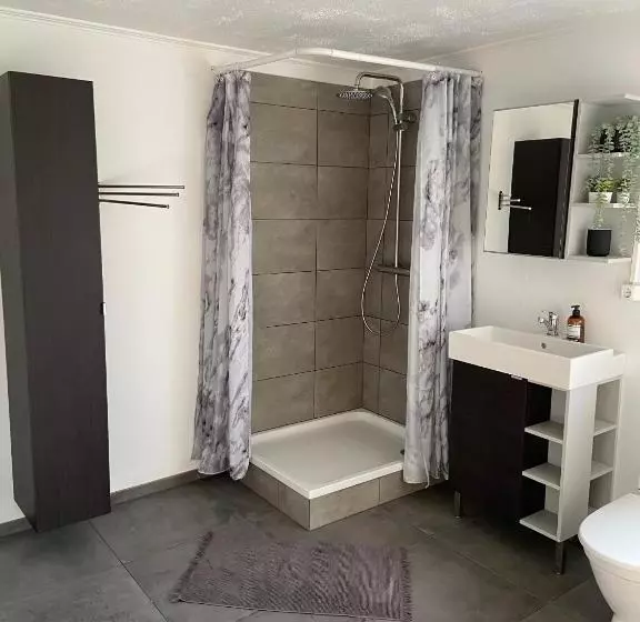 پانسیون The Little Guesthouse Downtown   Keflavik Airport