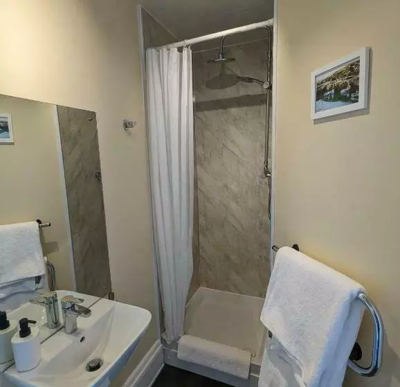 پانسیون The Cairns Leven Fife