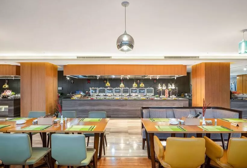 Отель Hilton Garden Inn Chengdu Huayang