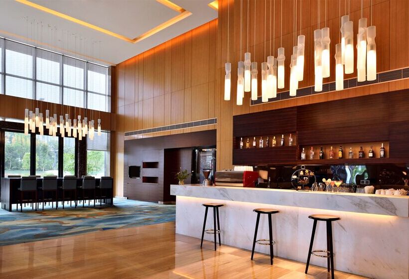 Отель Hilton Garden Inn Chengdu Huayang