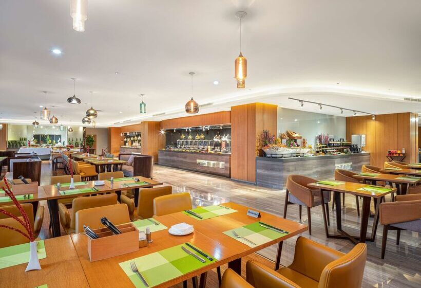 Отель Hilton Garden Inn Chengdu Huayang