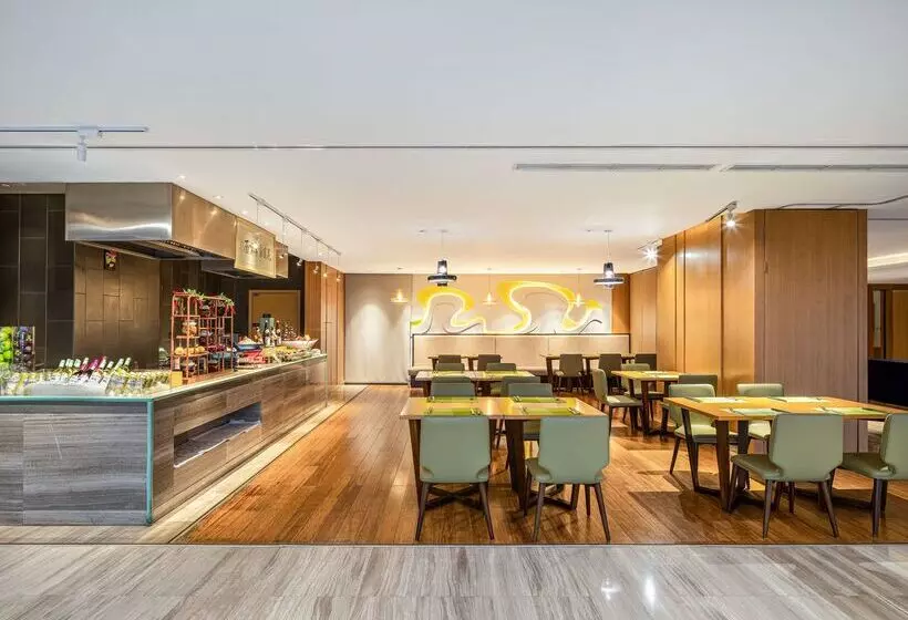 Отель Hilton Garden Inn Chengdu Huayang