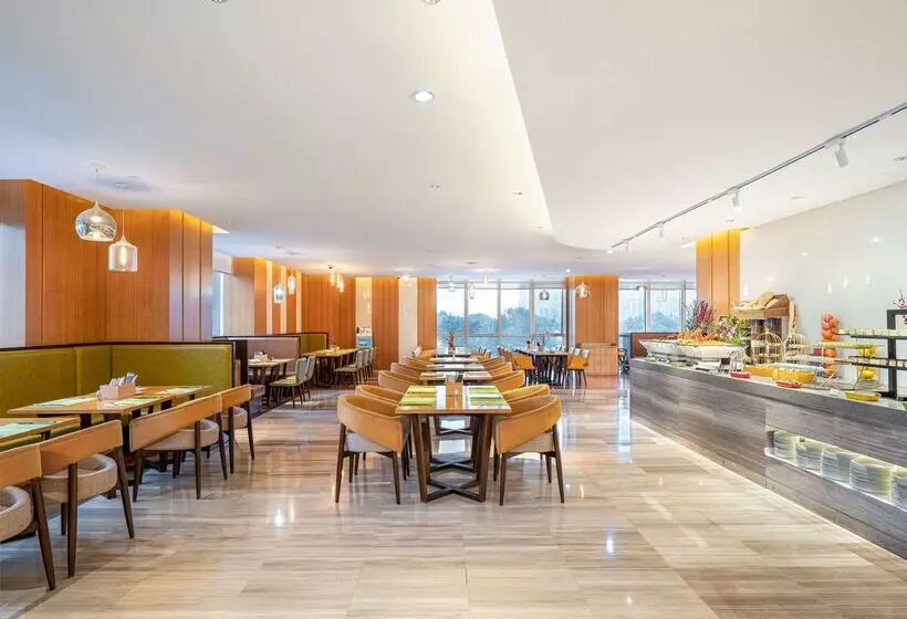 Отель Hilton Garden Inn Chengdu Huayang