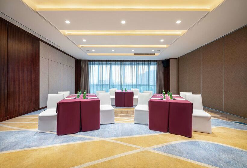 Отель Hilton Garden Inn Chengdu Huayang