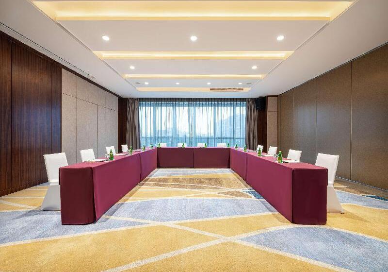 Отель Hilton Garden Inn Chengdu Huayang