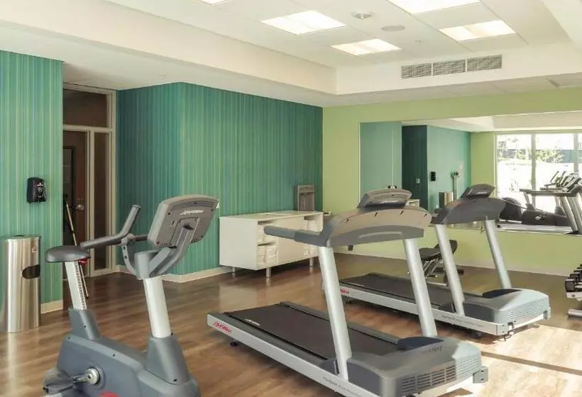 هتل Holiday Inn Express & Suites Miami Airport East, An Ihg