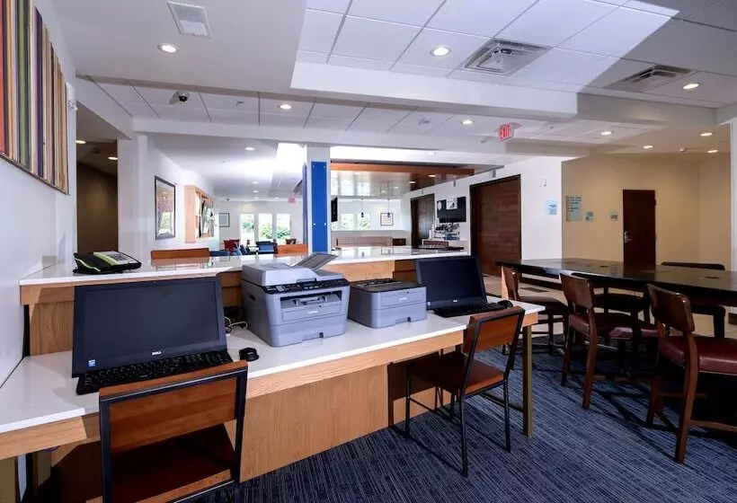 בית מלון כפרי Holiday Inn Express & Suites Monroe, An Ihg