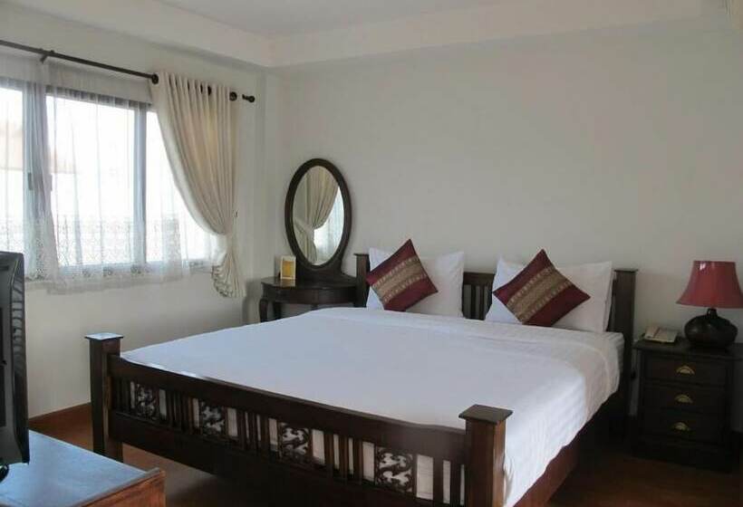 Отель Rachamankha Flora House