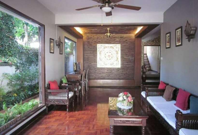 Отель Rachamankha Flora House