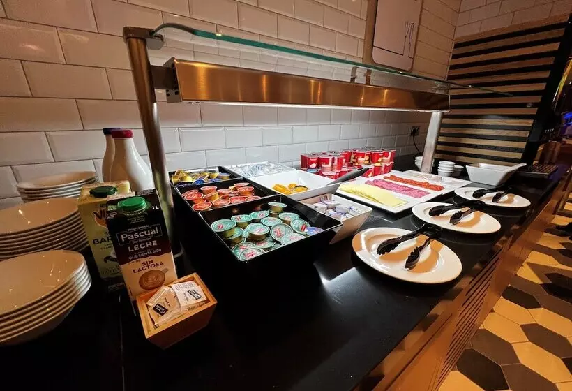 Hotelli Holiday Inn Express Madrid Airport, An Ihg