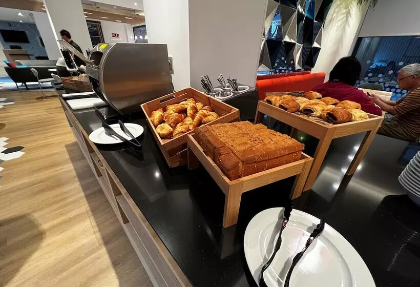 Hotelli Holiday Inn Express Madrid Airport, An Ihg
