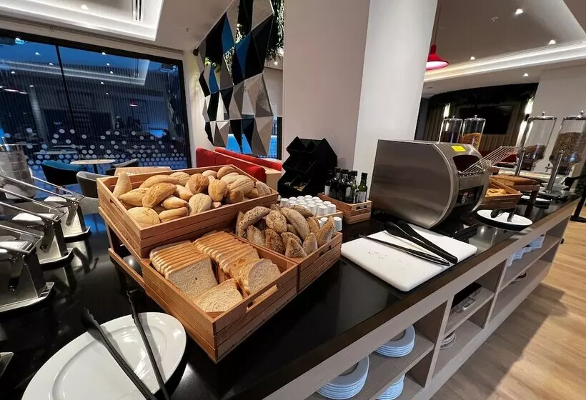 Hotelli Holiday Inn Express Madrid Airport, An Ihg