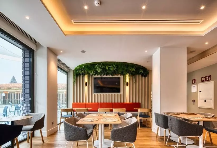 Hotelli Holiday Inn Express Madrid Airport, An Ihg