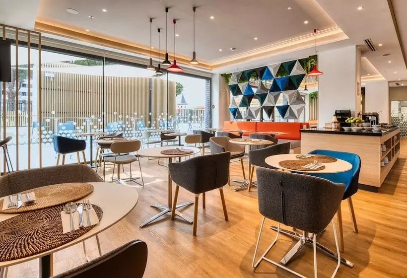 Hotelli Holiday Inn Express Madrid Airport, An Ihg
