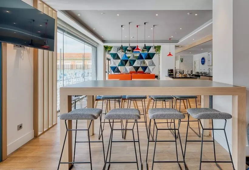 Hotelli Holiday Inn Express Madrid Airport, An Ihg