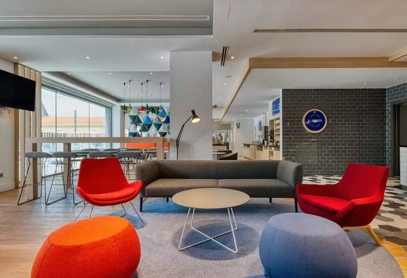 Hotelli Holiday Inn Express Madrid Airport, An Ihg
