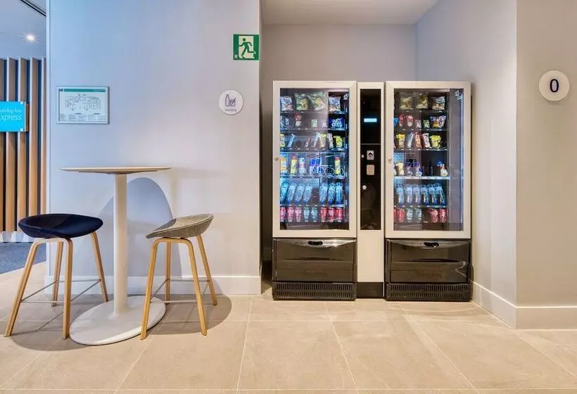 Hotelli Holiday Inn Express Madrid Airport, An Ihg