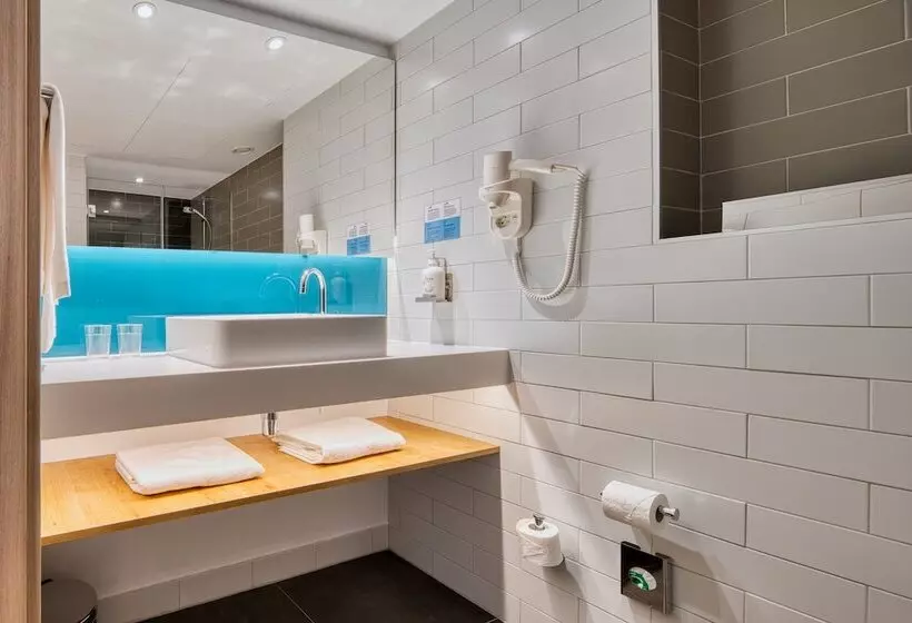 Hotelli Holiday Inn Express Madrid Airport, An Ihg