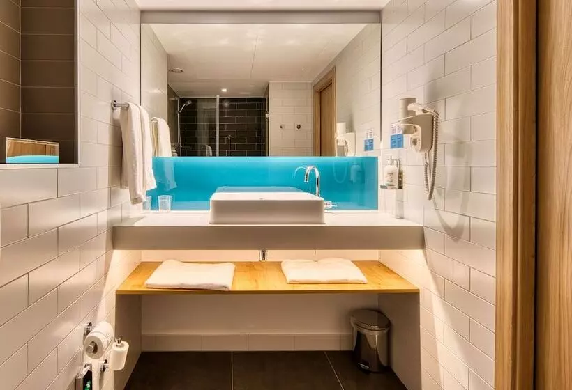 Hotelli Holiday Inn Express Madrid Airport, An Ihg