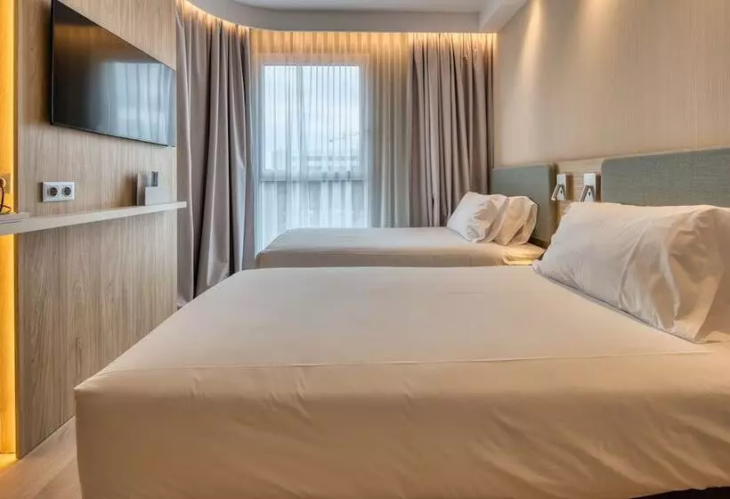 Hotelli Holiday Inn Express Madrid Airport, An Ihg