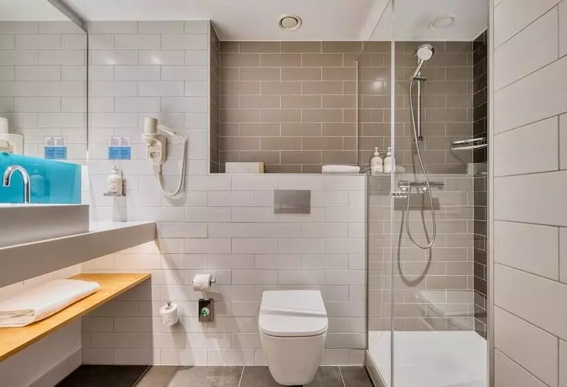 Hotelli Holiday Inn Express Madrid Airport, An Ihg