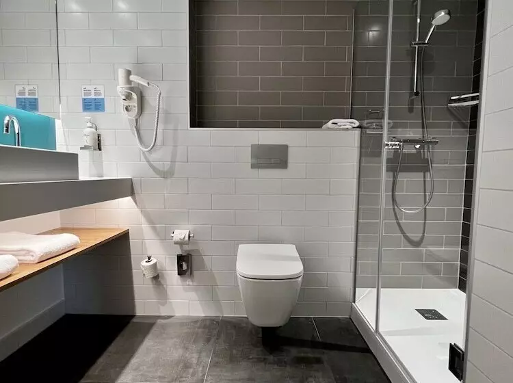 Hotelli Holiday Inn Express Madrid Airport, An Ihg