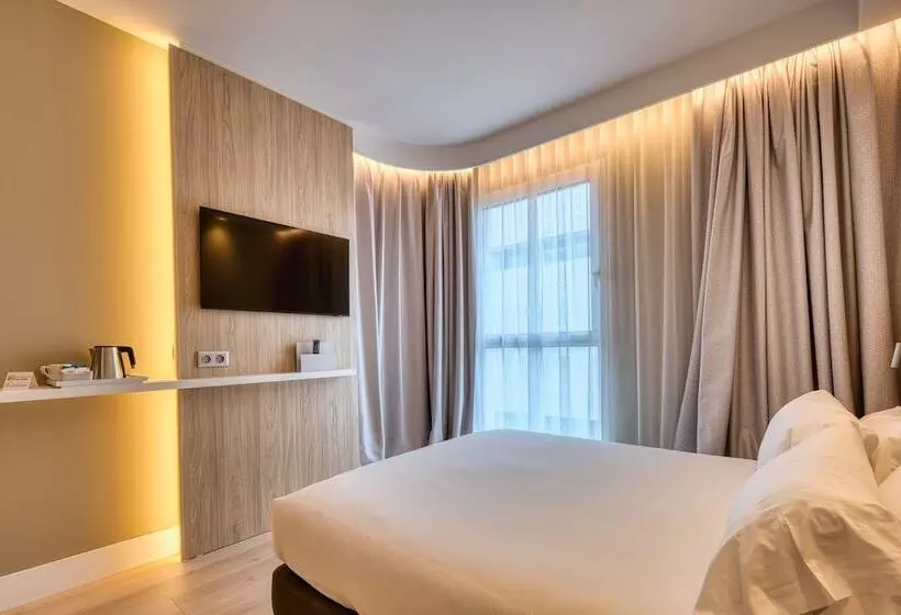 Hotelli Holiday Inn Express Madrid Airport, An Ihg