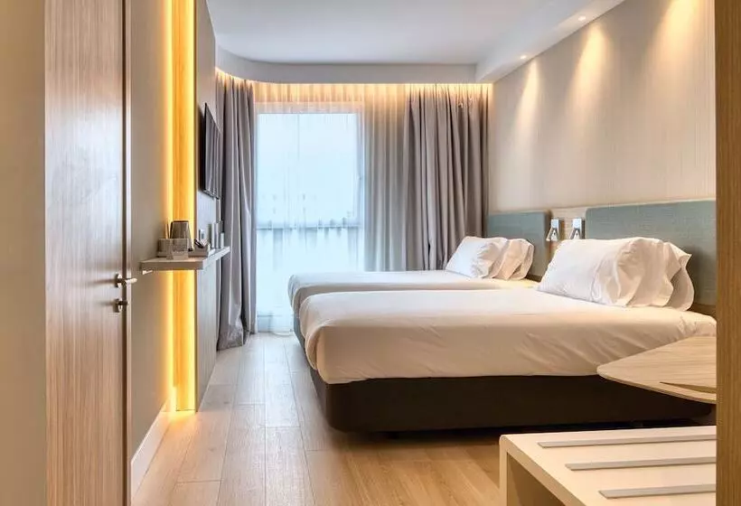Hotelli Holiday Inn Express Madrid Airport, An Ihg