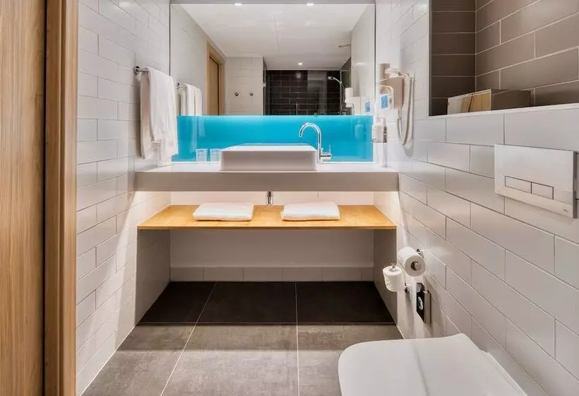 Hotelli Holiday Inn Express Madrid Airport, An Ihg