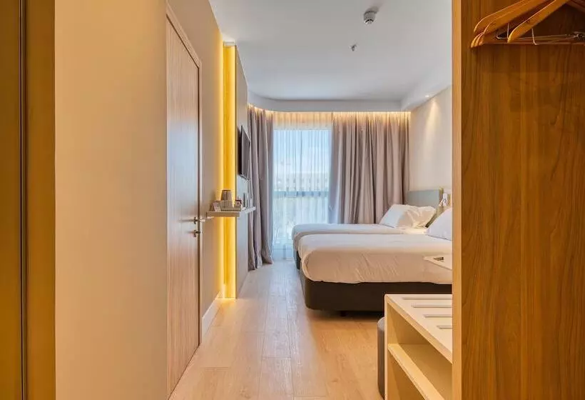 Hotelli Holiday Inn Express Madrid Airport, An Ihg