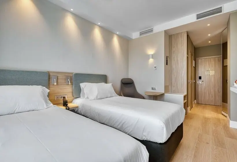 Hotelli Holiday Inn Express Madrid Airport, An Ihg