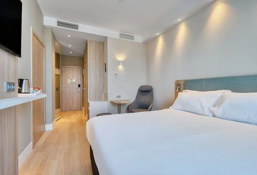 Hotelli Holiday Inn Express Madrid Airport, An Ihg