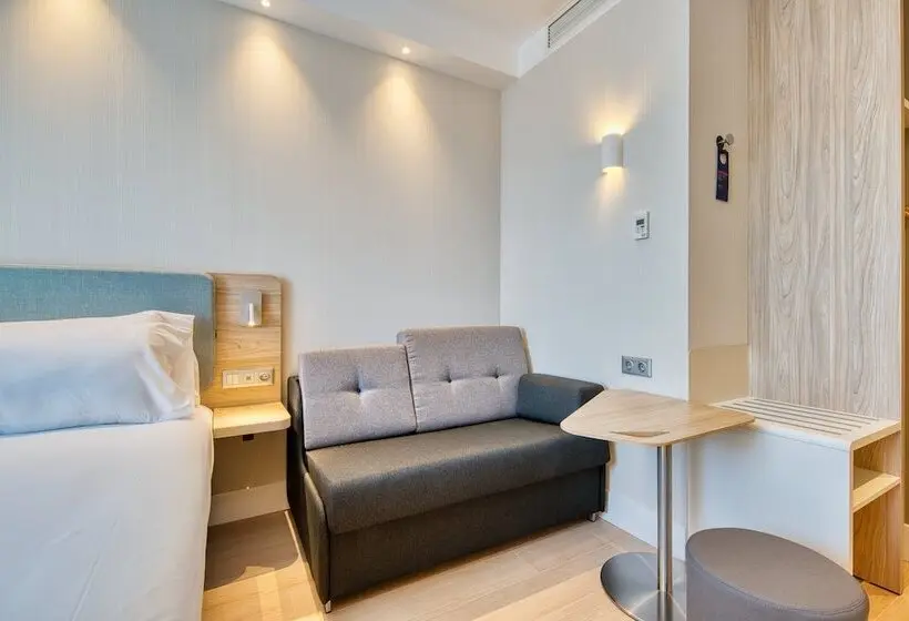 Hotelli Holiday Inn Express Madrid Airport, An Ihg