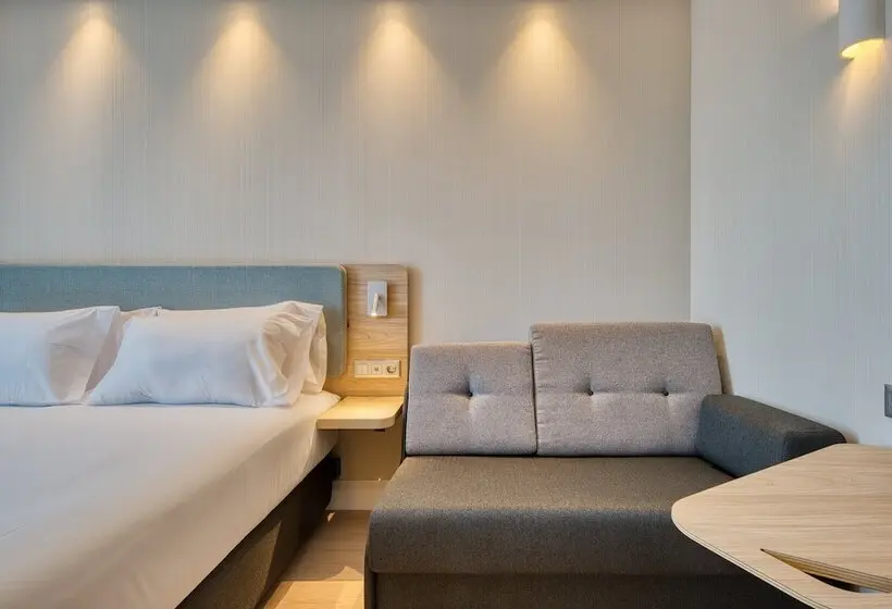 Hotelli Holiday Inn Express Madrid Airport, An Ihg